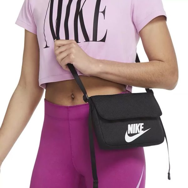 Жіноча спортивна сумка через плече Nike Futura 365
