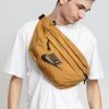 Велика бананка на груди Nike Tech Hip Pack | 10 л.